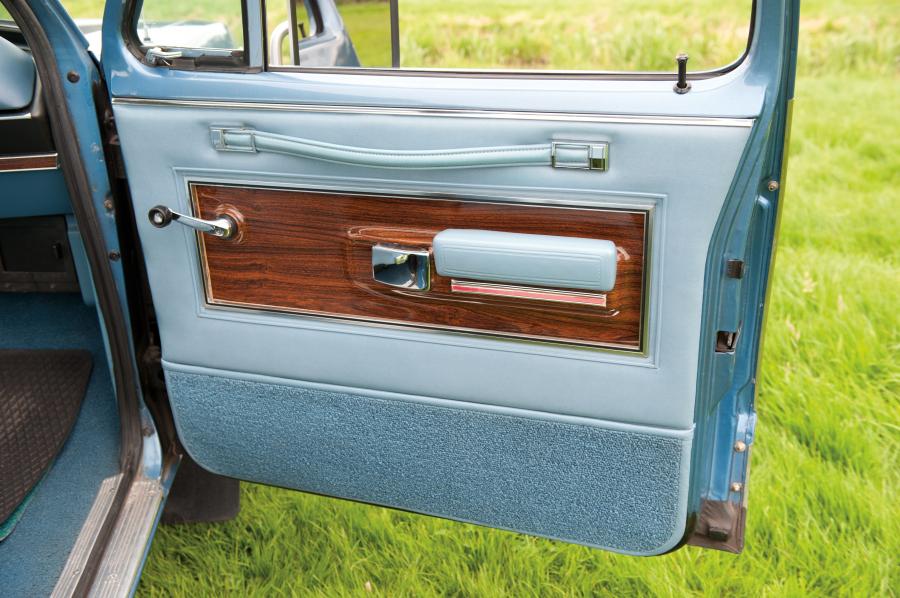  Dodge D150 Adventurer SE 1977 года  (фото 2 из 16)